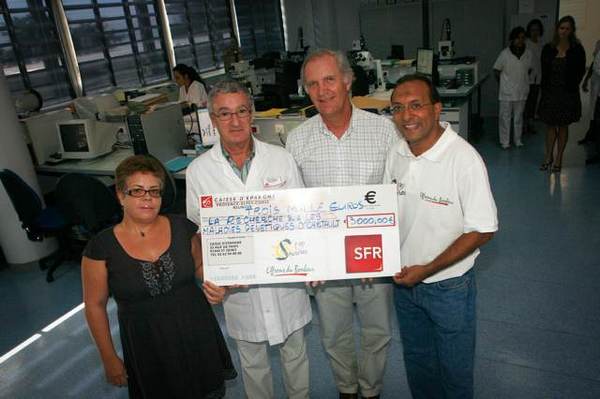 De gauche à droite : Jessie Canjamalé, responsable des relations partenaires SFR, François Cartault, responsable du service génétique, Bertrand Guillot, Président de SRR et Ibrahim Ingar, Président de l’association 1000 Sourires. De gauche à droite : Jessie Canjamalé, responsable des relations partenaires SFR, François Cartault, responsable du service génétique, Bertrand Guillot, Président de SRR et Ibrahim Ingar, Président de l’association 1000 Sourires.