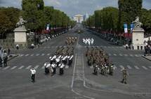 Le défilé des militaires de la base aérienne 181 et du 2ème RPIMa sur les Champs Elysées ..