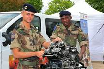 Le Marsouin BENARD Cédric et un marsouin du RSMA de Guyane en pleine démonstration d'un atelier mécanique