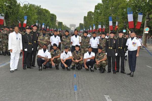 Ibrahim INGAR,  Colonel Claude Beaudoin – commandant de la Base Aérienne 181, les militaires de la BA 181, les jeunes du RSMAR et 4 élèves de la prestigieuse Ecole Polytechnique.