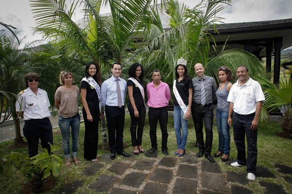 L'équipe qui s'est mobilisée pour offrir cette journée  en V.I.M (Very Important Marmailles), de gauche à droite : Iris ERMANN - Pilote et   Nadège BARRERE - Directrice Commerciale de Corail Hélicoptères, Raissa BOYER  - Miss Réunion 2006, Arnaud PAYET - Directeur de la Restauration du Palm Hôtel & Spa, Florence ARGINTHE - Miss Réunion 2010, Thierry JARDINOT - Humoriste, Marie PAYET - Miss Réunion 2011, Patrice PETA - Directeur  du Palm Hôtel & Spa, Floriane ALANVERT -  Directrice Commerciale Adjointe  de Corail Hélicoptères et  Ibrahim INGAR - Président de l'Association 1000 Sourires.