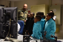 <center>"S'envoler vers le Rêve ..."  <br> Jour 9: Les marmailles rencontrent <br> le pilote de Rafale Sébastien Nativel,  <br>à la Base Aérienne de Saint-Dizier <center>"S'envoler vers le Rêve ..."  <br> Jour 9: Les marmailles rencontrent <br> le pilote de Rafale Sébastien Nativel,  <br>à la Base Aérienne de Saint-Dizier