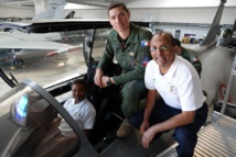 <center>"S'envoler vers le Rêve ..."  <br> Jour 9: Les marmailles rencontrent <br> le pilote de Rafale Sébastien Nativel,  <br>à la Base Aérienne de Saint-Dizier <center>"S'envoler vers le Rêve ..."  <br> Jour 9: Les marmailles rencontrent <br> le pilote de Rafale Sébastien Nativel,  <br>à la Base Aérienne de Saint-Dizier