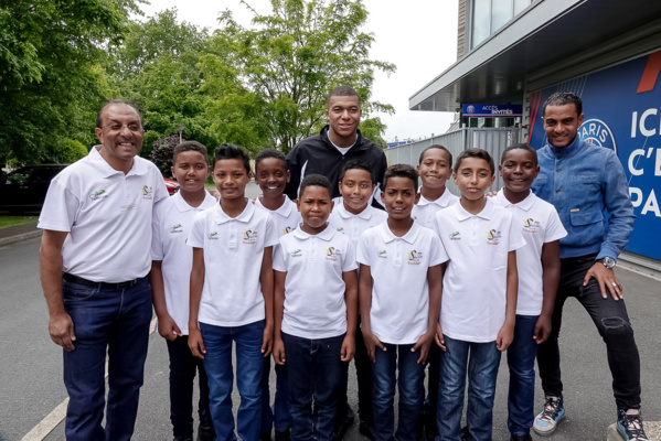 <center>"S'envoler vers le Rêve ..."  <br> Jour 12 : Enzo, Samuel, Mathéo, Yannick et leurs petits camarades rencontrent <br> les stars du PSG au centre Ooredoo