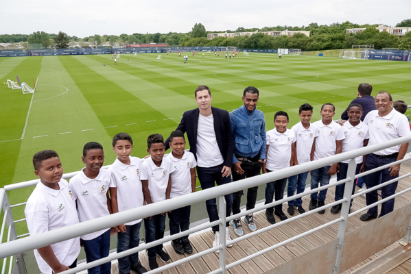 <center>"S'envoler vers le Rêve ..."  <br> Jour 12 : Enzo, Samuel, Mathéo, Yannick et leurs petits camarades rencontrent <br> les stars du PSG au centre Ooredoo