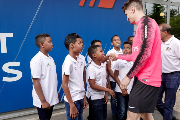 <center>"S'envoler vers le Rêve ..."  <br> Jour 12 : Enzo, Samuel, Mathéo, Yannick et leurs petits camarades rencontrent <br> les stars du PSG au centre Ooredoo