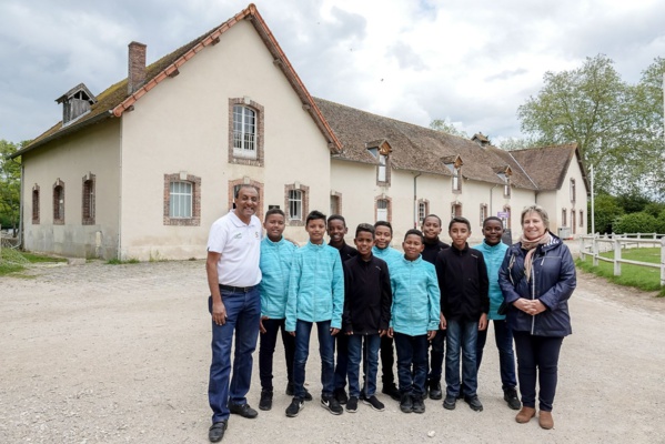<center>"S'envoler vers le Rêve ..."  <br> Jour 13 : De la Bergerie Nationale au Parc des Princes :  Une journée éducative et sportive pour les petits réunionnais <center>"S'envoler vers le Rêve ..."  <br> Jour 13 : De la Bergerie Nationale au Parc des Princes :  Une journée éducative et sportive pour les petits réunionnais