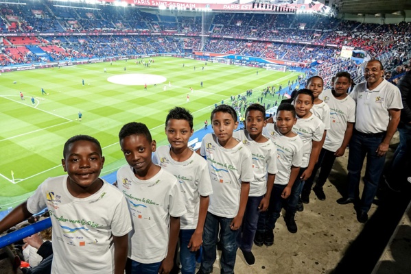 <center>"S'envoler vers le Rêve ..."  <br> Jour 13 : De la Bergerie Nationale au Parc des Princes :  Une journée éducative et sportive pour les petits réunionnais <center>"S'envoler vers le Rêve ..."  <br> Jour 13 : De la Bergerie Nationale au Parc des Princes :  Une journée éducative et sportive pour les petits réunionnais