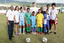 <center> 10e édition de “Foot en VIM” : <br>Thomas Meunier, Fabrice Abriel, Anissa Lahmari <br>et Maéva Salomon frappent la balle <br>avec les marmailles de 1000 Sourires <center> 10e édition de “Foot en VIM” : <br>Thomas Meunier, Fabrice Abriel, Anissa Lahmari <br>et Maéva Salomon frappent la balle <br>avec les marmailles de 1000 Sourires