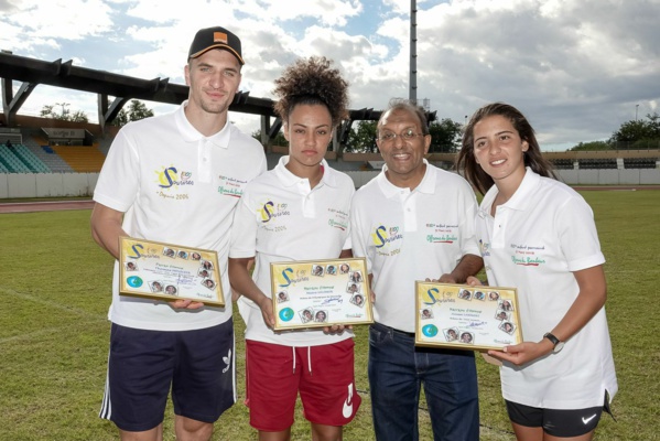 <center> 10e édition de “Foot en VIM” : <br>Thomas Meunier, Fabrice Abriel, Anissa Lahmari <br>et Maéva Salomon frappent la balle <br>avec les marmailles de 1000 Sourires