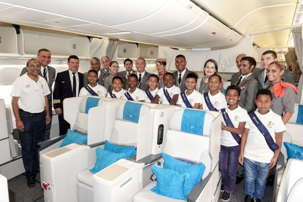 <center>"S'envoler vers le Rêve ..." <br> Jours 16 et 17: Les marmailles retrouvent leur île et leurs familles, des souvenirs plein la tête <center>"S'envoler vers le Rêve ..." <br> Jours 16 et 17: Les marmailles retrouvent leur île et leurs familles, des souvenirs plein la tête