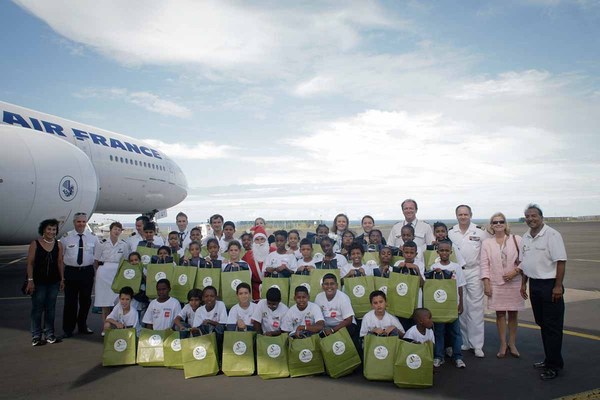 Un Noël inoubliable pour les VIM de 1000 Sourires à bord des aéronefs de la base aérienne 181 et du Boeing 777 d’Air France Un Noël inoubliable pour les VIM de 1000 Sourires à bord des aéronefs de la base aérienne 181 et du Boeing 777 d’Air France