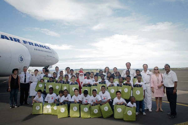 Un Noël inoubliable pour les VIM de 1000 Sourires  à bord des aéronefs de la base aérienne 181 et du Boeing 777 d’Air France