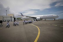 Un Noël inoubliable pour les VIM de 1000 Sourires  à bord des aéronefs de la base aérienne 181 et du Boeing 777 d’Air France