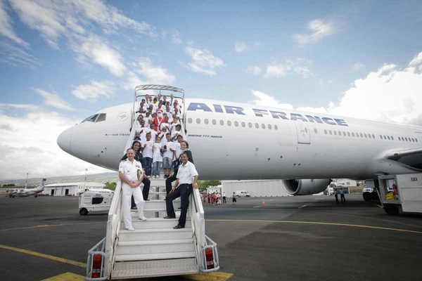 Un Noël inoubliable pour les VIM de 1000 Sourires  à bord des aéronefs de la base aérienne 181 et du Boeing 777 d’Air France