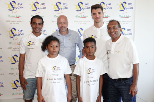 <center>1000 Sourires parraine son 10 000e enfant <br> avec Thomas Meunier du PSG au Palm Hôtel &  Spa 