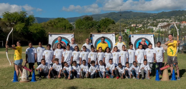 <center>Les marmailles de 1000 Sourires  <br> se prennent pour Robin des bois <br>avec le club “Archers de Saint-Denis”