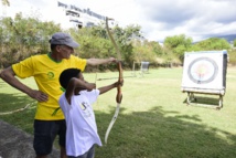 <center>Les marmailles de 1000 Sourires  <br> se prennent pour Robin des bois <br>avec le club “Archers de Saint-Denis”