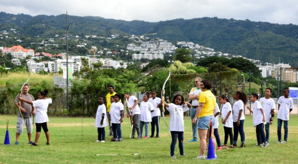 <center>Les marmailles de 1000 Sourires  <br> se prennent pour Robin des bois <br>avec le club “Archers de Saint-Denis”