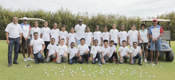 <center>Les marmailles de 1000 Sourires sur le “green” <br>du Golf du Bassin Bleu avec Abdoul