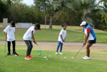 <center>Les marmailles de 1000 Sourires sur le “green” <br>du Golf du Bassin Bleu avec Abdoul