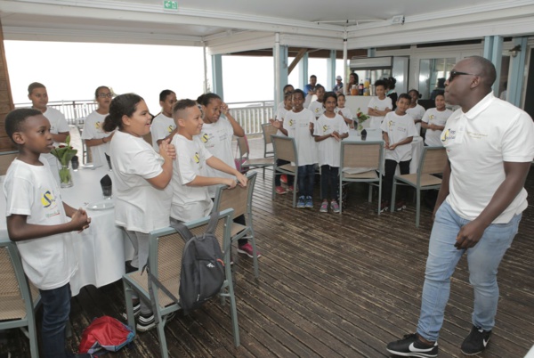 <center>Les marmailles de 1000 Sourires sur le “green” <br>du Golf du Bassin Bleu avec Abdoul