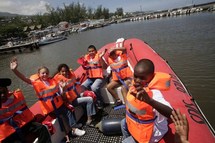 <center>Les enfants de 1000 Sourires<br>  découvrent   le  métier de pompier