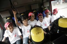 <center>Les enfants de 1000 Sourires<br>  découvrent   le  métier de pompier