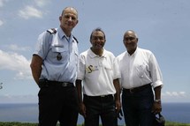De gauche à droite : le Colonel Jacques VANDEBEULQUE - Directeur Départemental du SDIS, Ibrahim INGAR - Président de l'Association 1000 Sourires et Bruno MAMINDY-PAJANY -  Vice Président du SDIS