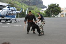 <center>Les marmailles de 1000 Sourires <br>découvrent le métier de gendarme à La Redoute