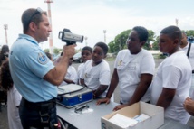 <center>Les marmailles de 1000 Sourires <br>découvrent le métier de gendarme à La Redoute