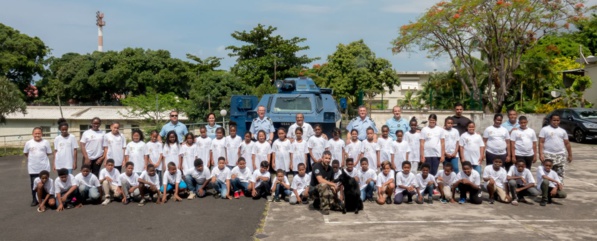 <center>Les marmailles de 1000 Sourires <br>découvrent le métier de gendarme à La Redoute