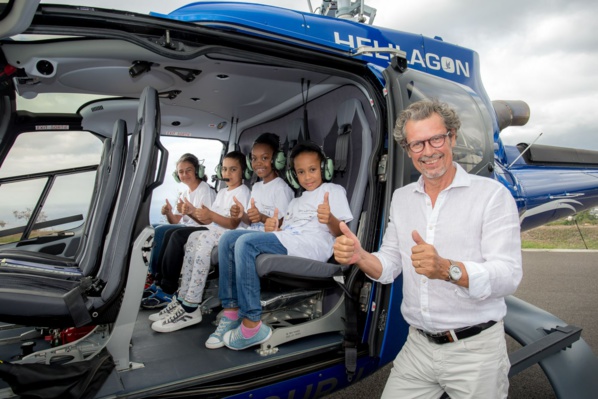 <center>Baptême en hélicoptère avec Hélilagon <br>Junior et Thierry Jardinot jouent les pères Noël <br> pour les marmailles de 1000 Sourires <center>Baptême en hélicoptère avec Hélilagon <br>Junior et Thierry Jardinot jouent les pères Noël <br> pour les marmailles de 1000 Sourires