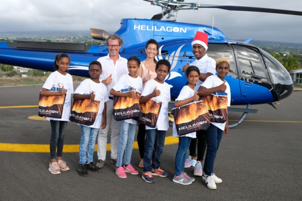 <center>Baptême en hélicoptère avec Hélilagon <br>Junior et Thierry Jardinot jouent les pères Noël <br> pour les marmailles de 1000 Sourires <center>Baptême en hélicoptère avec Hélilagon <br>Junior et Thierry Jardinot jouent les pères Noël <br> pour les marmailles de 1000 Sourires