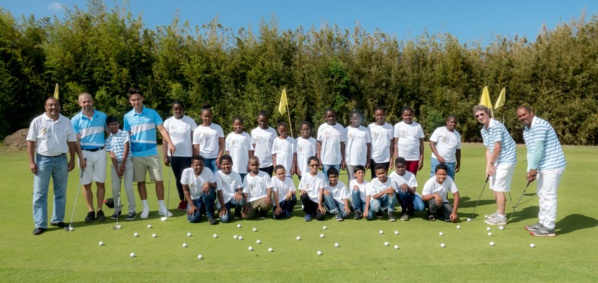 <center>Les marmailles de 1000 Sourires<br> sur le “green” du Golf du Bassin Bleu<br> avec le golfeur professionnel réunionnais <br>Christian Verrougstraete <center>Les marmailles de 1000 Sourires<br> sur le “green” du Golf du Bassin Bleu<br> avec le golfeur professionnel réunionnais <br>Christian Verrougstraete