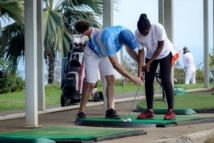 <center>Les marmailles de 1000 Sourires<br> sur le “green” du Golf du Bassin Bleu<br> avec le golfeur professionnel réunionnais <br>Christian Verrougstraete