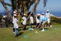 <center>Les marmailles de 1000 Sourires<br> sur le “green” du Golf du Bassin Bleu<br> avec le golfeur professionnel réunionnais <br>Christian Verrougstraete