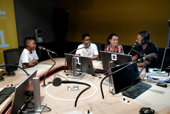 <center>"Un Incroyable Noël...." <br>Jour 1 : L’aventure commence dans les locaux de Réunion La 1ère pour Enzo et Mathéo <center>"Un Incroyable Noël...." <br>Jour 1 : L’aventure commence dans les locaux de Réunion La 1ère pour Enzo et Mathéo