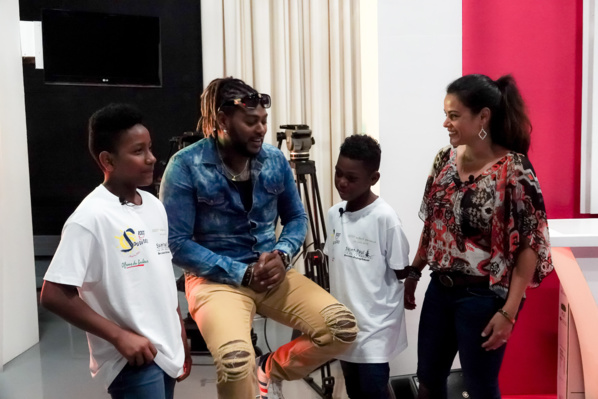 <center>"Un Incroyable Noël...." <br>Jour 1 : L’aventure commence dans les locaux de Réunion La 1ère pour Enzo et Mathéo <center>"Un Incroyable Noël...." <br>Jour 1 : L’aventure commence dans les locaux de Réunion La 1ère pour Enzo et Mathéo