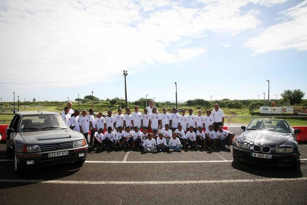 <center>Baptême de piste aux côtés du multi-champion Malik Unia<br>pour les marmailles saint-paulois<br> du quartier de Ravine Daniel <center>Baptême de piste aux côtés du multi-champion Malik Unia<br>pour les marmailles saint-paulois<br> du quartier de Ravine Daniel