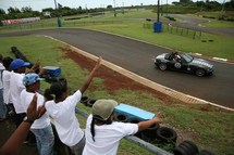 <center>Baptême de piste aux côtés du multi-champion Malik Unia<br>pour les marmailles saint-paulois<br> du quartier de Ravine Daniel <center>Baptême de piste aux côtés du multi-champion Malik Unia<br>pour les marmailles saint-paulois<br> du quartier de Ravine Daniel
