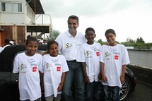 <center>Baptême de piste aux côtés du multi-champion Malik Unia<br>pour les marmailles saint-paulois<br> du quartier de Ravine Daniel <center>Baptême de piste aux côtés du multi-champion Malik Unia<br>pour les marmailles saint-paulois<br> du quartier de Ravine Daniel