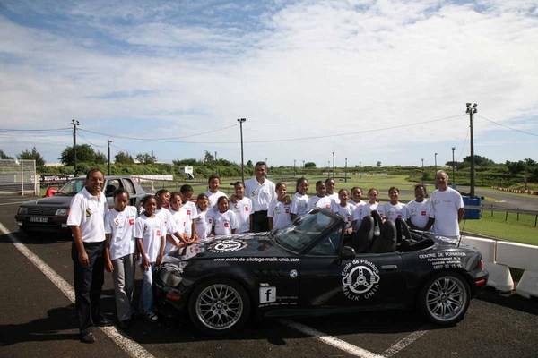 <center>Baptême de piste aux côtés du multi-champion Malik Unia<br>pour les marmailles saint-paulois<br> du quartier de Ravine Daniel <center>Baptême de piste aux côtés du multi-champion Malik Unia<br>pour les marmailles saint-paulois<br> du quartier de Ravine Daniel