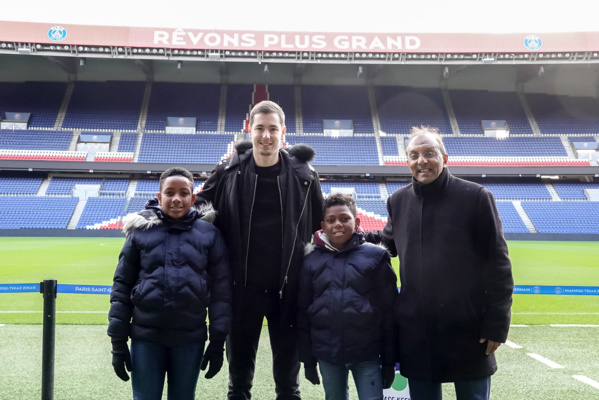 <center>"Un Incroyable Noël...." <br>Jour  4 :Enzo et Mathéo démarrent leur journée <br>au Parc des Princes et la terminent avec le chanteur Isnel au Novotel Paris Gare Montparnasse