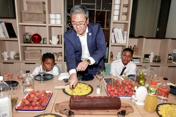 <center>"Un Incroyable Noël...." <br>Jour 4 :Enzo et Mathéo démarrent leur journée <br>au Parc des Princes et la terminent avec le chanteur Isnel au Novotel Paris Gare Montparnasse <center>"Un Incroyable Noël...." <br>Jour 4 :Enzo et Mathéo démarrent leur journée <br>au Parc des Princes et la terminent avec le chanteur Isnel au Novotel Paris Gare Montparnasse