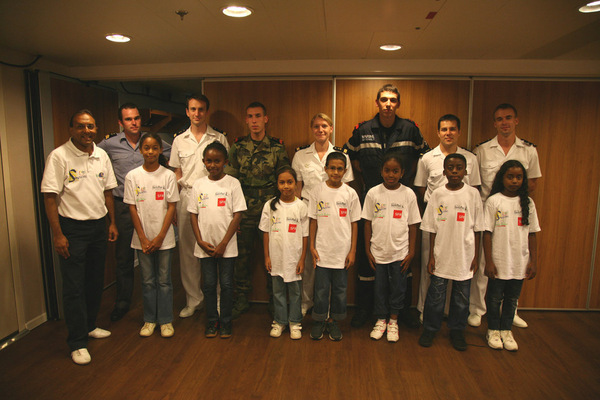 De gauche à droite : Ibrahim Ingar - Président de l' Associaton 1000 Sourires - Second-maître Simon Ghesquière - Enseigne de vaisseau de 1ère classe Florian Bouvenot - Matelot Jonathan Girardin - Enseigne de vaisseau de 1ère classe Marine Monjardé -  Matelot Kévin Calvet - Enseigne de vaisseau de 2e classe Adrian Aviles - Enseigne de vaisseau de 2e classe Matthias Weingart