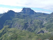 <center>Les Elèves Officiers étrangers du Dixmude  <BR>découvrent la Réunion<br> avec l'Association  1000 Sourires