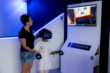 <center>Les marmailles de 1000 Sourires transportés dans une réalité virtuelle par VR Paradoxe. 