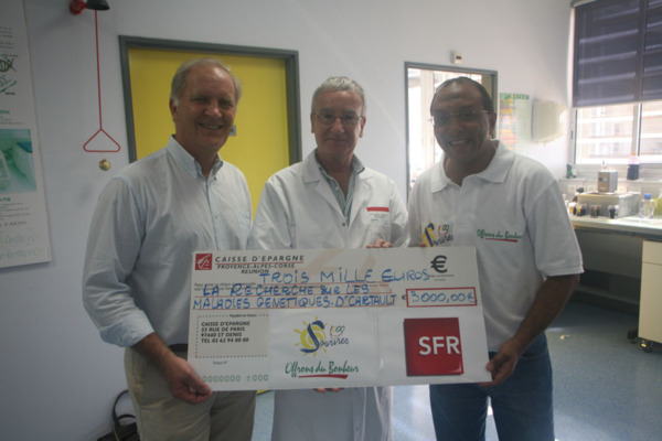 1000 Sourires s’associe à SFR pour offrir un chèque de 3000 €  à l’équipe de recherche du Docteur Cartault