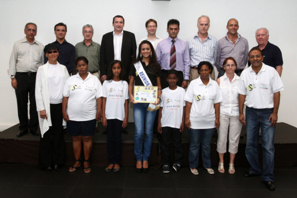 Cynthia et Josélito avec Stéphanie Robert - Miss Réunion 2012 - Marraine de l'Association et les partenaires de l'opération lors de la Conférence de Presse à l'Hôtel Mercure Créolia,       le 14 août 2012